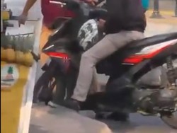 Video: Amuk Sopir Alphard di Bintaro, Motor Ojol Dihajar Batu