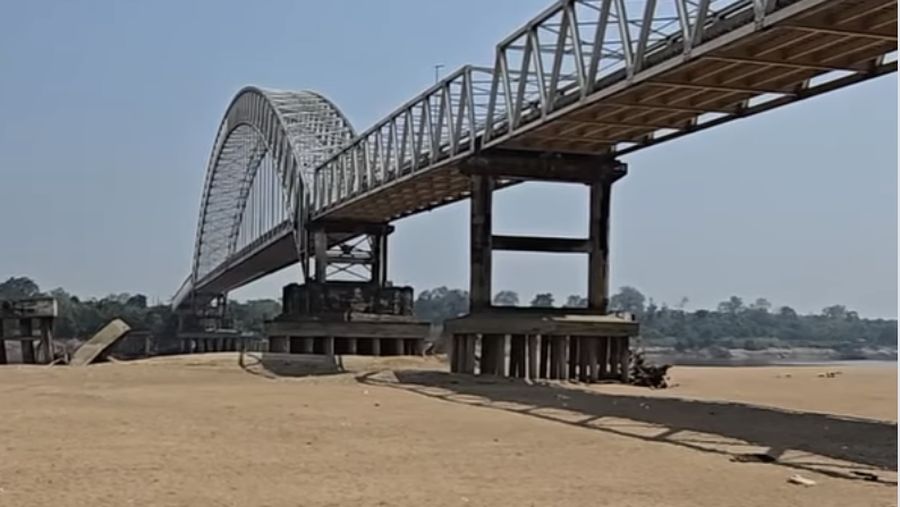 Sungai Barito mengering akibat tandus panjang. (Tangkapan Layar Instagram/Borneosocial)