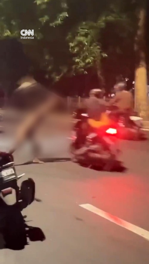 Viral Pria Bugil Ngamuk Serang Pengendara Motor di Lenteng Agung