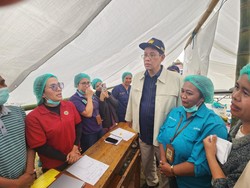 Video Menkeu Purbaya Kunjungi Korban Gempa NTT, Beri 1 Truk Sembako