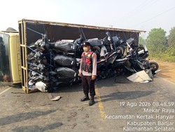 Truk Pengangkut Terbalik saat Kabut Asap di Banjar, Puluhan Motor Baru Rusak