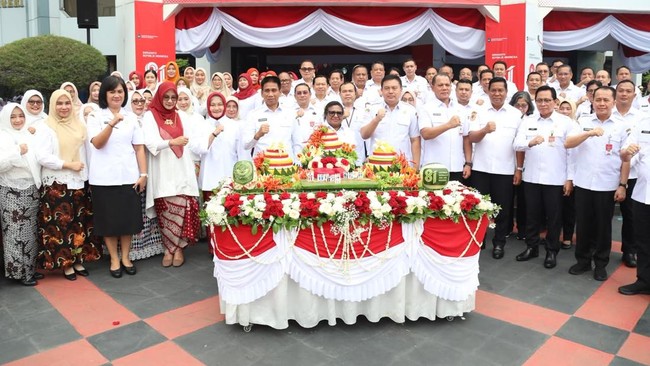 Wakil Menteri Dalam Negeri (Wamendagri) Ribka Haluk memimpin upacara HUT ke-81 Kemendagri di Plaza Gedung A, Kantor Pusat Kemendagri, Jakarta, Rabu (19/8/2026).
