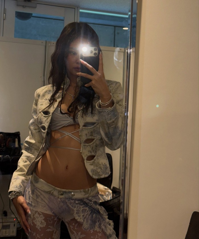 Ya, setelah sebelumnya ikut memeriahkan hari pertama music festival tersebut, artis Korea dengan marga Kim satu ini mendapat kehormatan untuk kembali tampil sebagai salah satu penampil utama di hari terakhir. / Foto: instagram.com/jennierubyjane