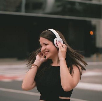 5 Zodiak yang Bisa Termotivasi Saat Mendengarkan Musik, Mood Langsung Naik Lagi!