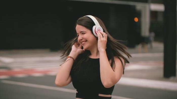 5 Zodiak yang Bisa Termotivasi Saat Mendengarkan Musik, Mood Langsung Naik Lagi!