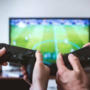 5 Alasan Orang yang Hobi Main Game Bisa Jadi Pasangan yang Asyik