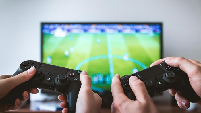 5 Alasan Orang yang Hobi Main Game Bisa Jadi Pasangan yang Asyik