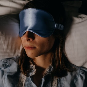 5 Manfaat Tidur di Kamar yang Gelap Bagi Kesehatan Fisik dan Mental