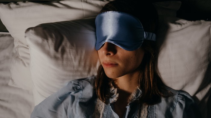 5 Manfaat Tidur di Kamar yang Gelap Bagi Kesehatan Fisik dan Mental