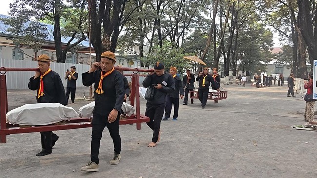 Abdi dalem mengeluarkan Gamelan Kyai Sekati menyambut Maulid Nabi, Rabu (19/8/2026). Foto: Tara Wahyu/detikJateng