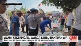 Alami Kekeringan, Warga Serbu Bantuan Air