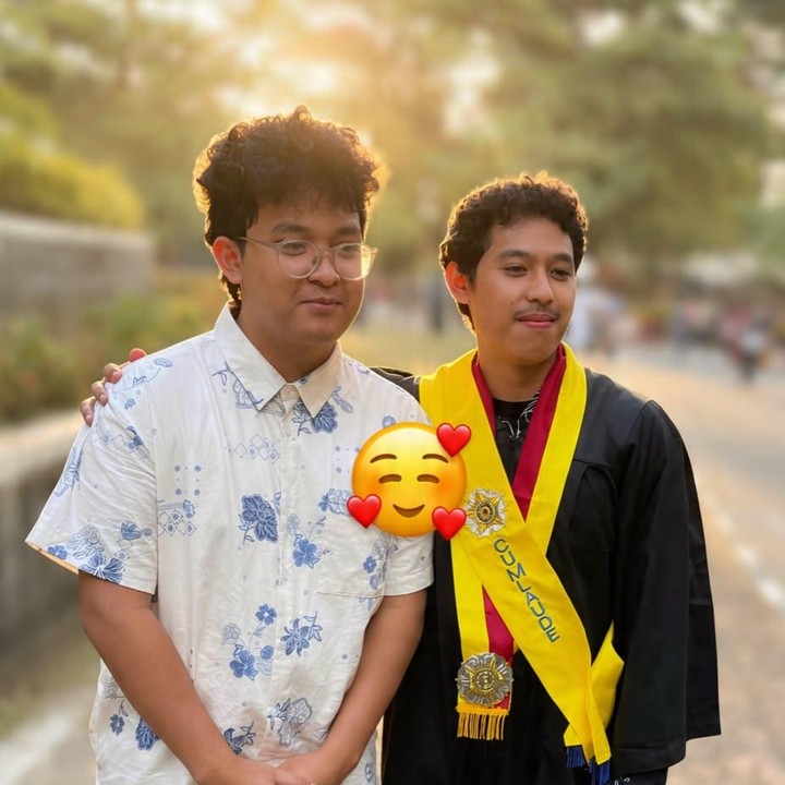 <p>Unggahan tersebut langsung dibanjiri komentar netizen yang turut menyampaikan ucapan selamat untuk Rangga, Bunda. &ldquo;Keren..congrats n sukses selalu mas Rangga, turut bangga n bahagia mas Pong n mba Sophie,&rdquo; tulis akun <em>@ayuismania****.</em> &ldquo;Selamat Ranggaaa. Ngikutin dari kecil ga kerasa udah wisuda ajaaa. Selamat jugaa untuk Mbak Sophie dan Mas Pongki,&rdquo; tulis akun <em>@asrifitria****.&nbsp;</em>(Foto: Instagram @pongki_barata)</p>