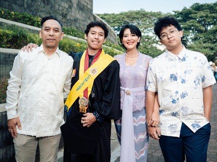 Potret Pongki Barata & Sophie Navita Dampingi Anak Wisuda S1 di UGM