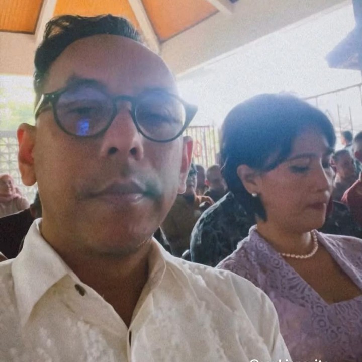 <p>Pongki dan Sophie membagikan momen bahagia tersebut melalui beberapa foto di akun Instagram. Keduanya tampak hadir mendampingi Rangga dalam prosesi wisuda.&nbsp;(Foto: Instagram @pongki_barata)</p>