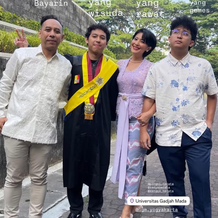 <p>Kebahagiaan tengah dirasakan keluarga Pongki Barata dan Sophie Navita. Putra sulung mereka, Rangga Namora Putra Barata, baru saja menyelesaikan pendidikan sarjana di Universitas Gadjah Mada (UGM). (Foto: Instagram @sophienavita)</p>