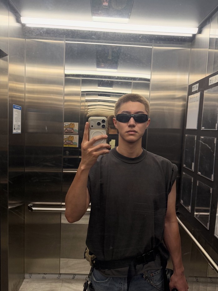 Aura Kwak Dong Yeon semakin terpancar saat ia memadukan rambut cepaknya dengan kacamata hitam./ Foto: instagram.com/kwakdongyeon0
