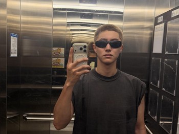 Aura Kwak Dong Yeon semakin terpancar saat ia memadukan rambut cepaknya dengan kacamata hitam./ Foto: instagram.com/kwakdongyeon0