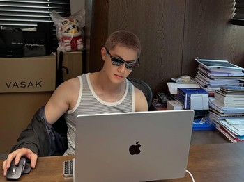 Bagaimana penampilan baru Kwak Dong Yeon? Well, mari kita tunggu kembalinya sang aktor dari wajib militer ya, Beauties!/ Foto: instagram.com/kwakdongyeon0