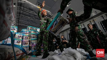 TNI Angkatan Udara (TNI AU) terus menyalurkan bantuan dari Posko Bencana Alam Lanud Halim Perdanakusuma ke sejumlah wilayah terdampak bencana di Nusa Tenggara Timur (NTT). (CNNIndonesia/Adi ibrahim)Komandan Lanud Halim Perdanakusuma Marsma TNI Ali Gu