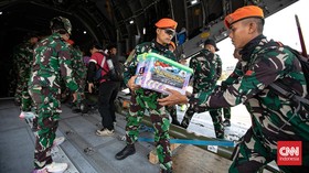 TNI Angkatan Udara (TNI AU) terus menyalurkan bantuan dari Posko Bencana Alam Lanud Halim Perdanakusuma ke sejumlah wilayah terdampak bencana di Nusa Tenggara Timur (NTT). (CNNIndonesia/Adi ibrahim)