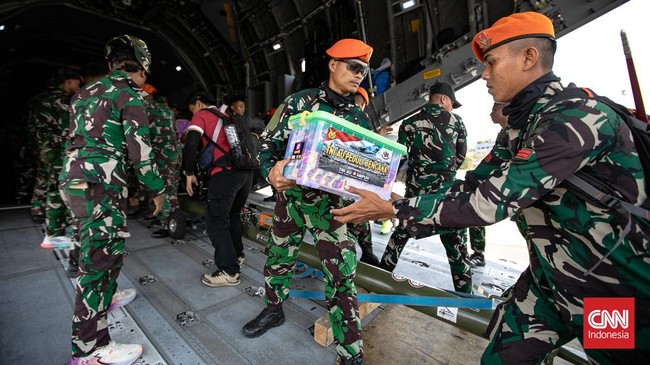 TNI Angkatan Udara (TNI AU) terus menyalurkan bantuan dari Posko Bencana Alam Lanud Halim Perdanakusuma ke sejumlah wilayah terdampak bencana di Nusa Tenggara Timur (NTT). (CNNIndonesia/Adi ibrahim)