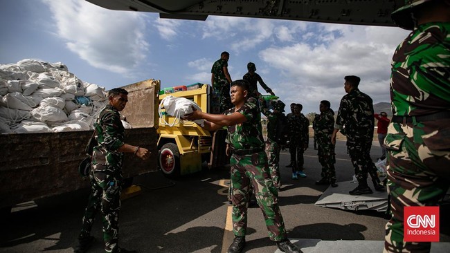 TNI Angkatan Udara (TNI AU) terus menyalurkan bantuan dari Posko Bencana Alam Lanud Halim Perdanakusuma ke sejumlah wilayah terdampak bencana di Nusa Tenggara Timur (NTT). (CNNIndonesia/Adi ibrahim)