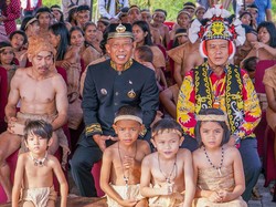 Momen Langka! Puluhan Warga Suku Punan Batu Ikut Upacara HUT RI