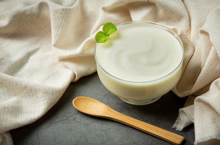 Cara membedakan Greek yogurt dan Greek-style yogurt. Periksa kandungan laktosa/Foto: freepik.com/jcomp