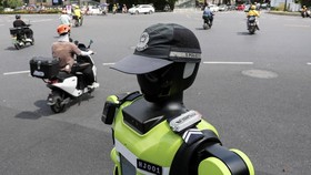 China Terjunkan Polisi Robot untuk Mengatur Lalu Lintas