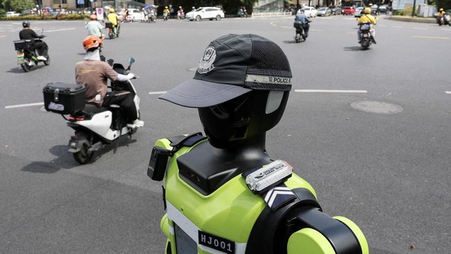 China Terjunkan Polisi Robot untuk Mengatur Lalu Lintas