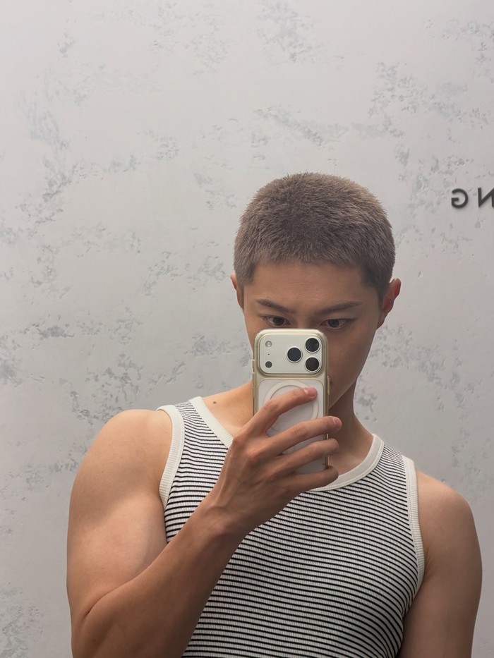 Dalam postingan tersebut, Kwak Dong Yeon tampil beda dengan rambut cepak berwarna ash brown yang bikin penampilannya makin memesona./ Foto: instagram.com/kwakdongyeon0