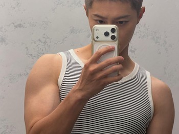 Dalam postingan tersebut, Kwak Dong Yeon tampil beda dengan rambut cepak berwarna ash brown yang bikin penampilannya makin memesona./ Foto: instagram.com/kwakdongyeon0