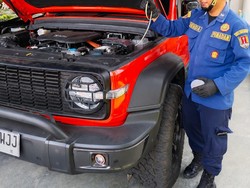 Hii! Ular Tambang Ngumpet Kap Mobil Jeep di Semarang Barat