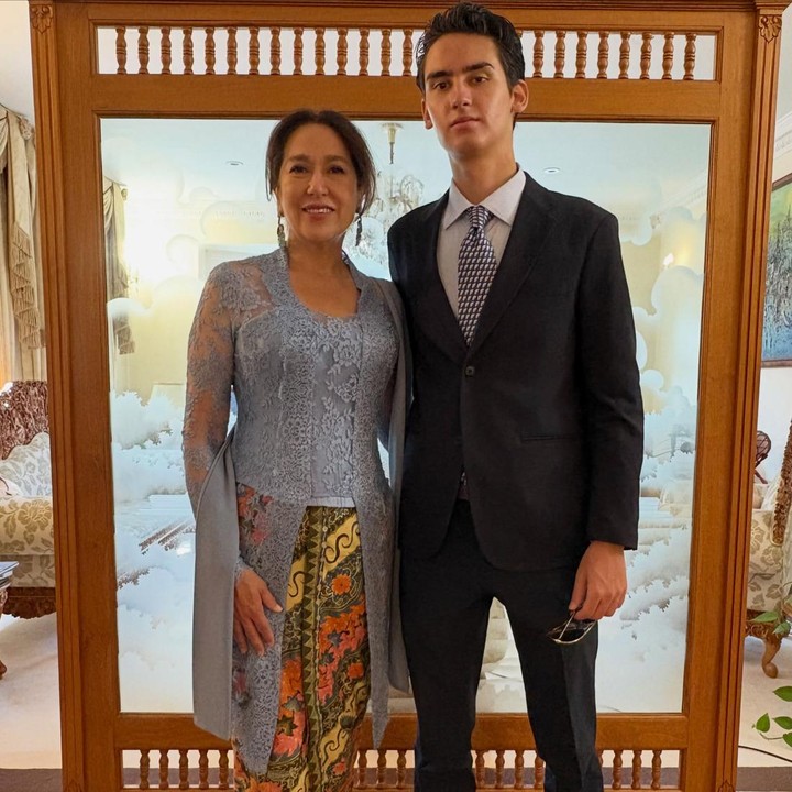 <p>Kartika sering membagikan potret Kiran di akun Instagram miliknya. Baru-baru ini, Kartika mem-<em>posting</em> momen saat ia dan sang putra merayakan Hari Kemerdekaan Republik Indonesia (HUT RI) ke-81 di London, Inggris. "Hari Merdeka #independenceday2026 #london," tulis Kartika. (Foto: Instagram @kartikasoekarnofoundation)</p>