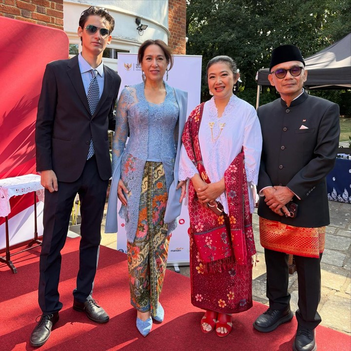 <p>Di unggahan lainnya, Kartika mem-<em>posting</em> foto saat berpose bareng Duta Besar Indonesia di Inggris. Dalam potret ini, postur tubuh Kiran yang tinggi berhasil mencuri perhatian publik. "<em>Celebrating our Independence Day at the Indonesian Residence together with Ambassador Pak Desra, Ibu Sari and my son</em>," ungkap Kartika. (Foto: Instagram @kartikasoekarnofoundation)</p>