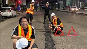 Para pemuda Genburgeract fokus membangun, memelihara dan memperbaiki fasilitas umum dan jalan rusak, sebagai bentuk kritik terhadap pemerintah yang abai.