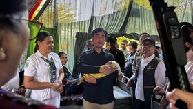 Wapres Gibran Rakabuming menggendong bayi baru lahir saat berdialog bersama pasien di tenda perawatan RSUD TC Hillers di Kab. Sikka, NTT, Kamis (20/8/2026) ANTARA/Prisca Triferna