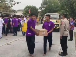 Salut! Murid SMK Rota Klaten Kompak Evakuasi Muatan Mobil Boks Nyemplung Parit