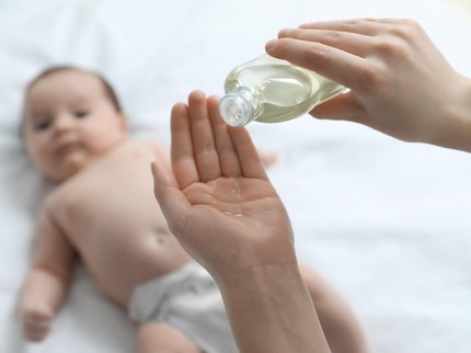 7 Minyak Kemiri untuk Bayi yang Bagus dan Aman, Ada Pilihan Bunda?