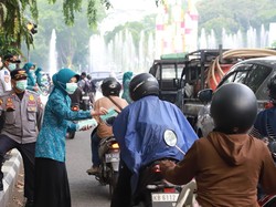 Asap Karhutla Menggila, TP PKK Pontianak Bagikan Masker Cegah ISPA