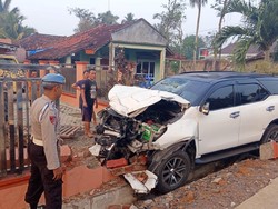 Fortuner Dikendarai Anggota DPRD Lampung Utara Tabrak Pagar Rumah Warga