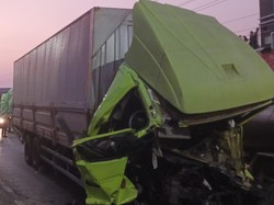 Laka Beruntun 3 Truk Tronton di Pantura Demak, 1 Orang Tewas