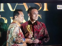 Kadis Koperasi-UKM Sumbar Raih Satya Bhakti Pamong Artha di Koperasi Awards 2026