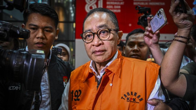 Mantan Kepala Kantor Wilayah Direktorat Jenderal Pajak Jakarta Khusus Muhammad Haniv (tengah) berjalan keluar ruangan usai menjalani pemeriksaan di Gedung Merah Putih KPK, Jakarta, Rabu (19/8/2026). KPK menahan Muhammad Haniv terkait kasus dugaan gra