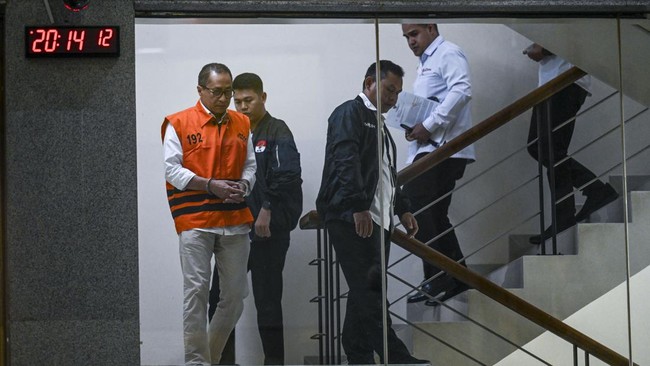 Mantan Kepala Kantor Wilayah Direktorat Jenderal Pajak Jakarta Khusus Muhammad Haniv (kiri) berjalan keluar ruangan usai menjalani pemeriksaan di Gedung Merah Putih KPK, Jakarta, Rabu (19/8/2026). KPK menahan Muhammad Haniv terkait kasus dugaan grati