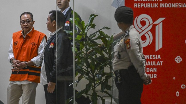Mantan Kepala Kantor Wilayah Direktorat Jenderal Pajak Jakarta Khusus Muhammad Haniv (kiri) berjalan keluar ruangan usai menjalani pemeriksaan di Gedung Merah Putih KPK, Jakarta, Rabu (19/8/2026). KPK menahan Muhammad Haniv terkait kasus dugaan grati