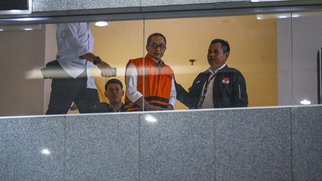 Mantan Kepala Kantor Wilayah Direktorat Jenderal Pajak Jakarta Khusus Muhammad Haniv (tengah) berjalan keluar ruangan setelah menjalani pemeriksaan di Gedung Merah Putih KPK, Jakarta, Rabu (19/8/2026). KPK menahan Muhammad Haniv terkait kasus dugaan