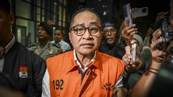 Mantan Kepala Kantor Wilayah Direktorat Jenderal Pajak Jakarta Khusus Muhammad Haniv (tengah) berjalan keluar ruangan usai menjalani pemeriksaan di Gedung Merah Putih KPK, Jakarta, Rabu (19/8/2026). KPK menahan Muhammad Haniv terkait kasus dugaan gra