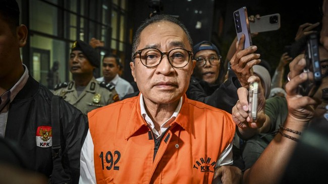 Mantan Kepala Kantor Wilayah Direktorat Jenderal Pajak Jakarta Khusus Muhammad Haniv (tengah) berjalan keluar ruangan usai menjalani pemeriksaan di Gedung Merah Putih KPK, Jakarta, Rabu (19/8/2026). KPK menahan Muhammad Haniv terkait kasus dugaan gra