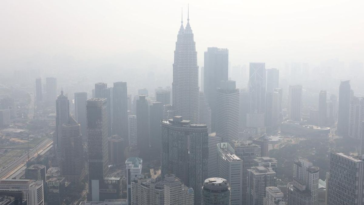 Dibekap Asap Karhutla RI, Kualitas Udara Malaysia Semakin Parah